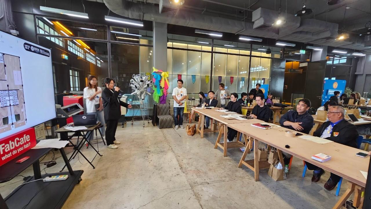 LINE_ALBUM_Co-living Hackathon_251018_21